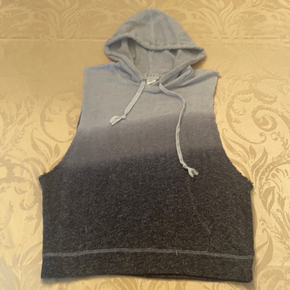 💪 free with $50 bundle Wild Kiss sleeveless hoodie w kangaroo pouch
